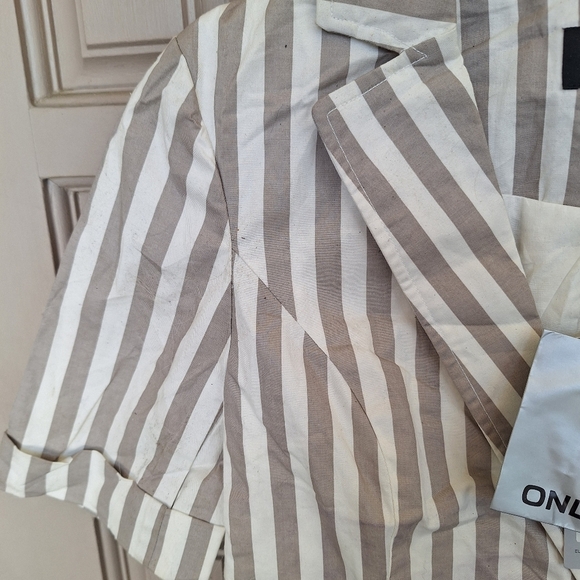 Only Love Collection Jacket SzXS/S Short Sleeves Stripes White/Gray Cropped NWT - Picture 5 of 8